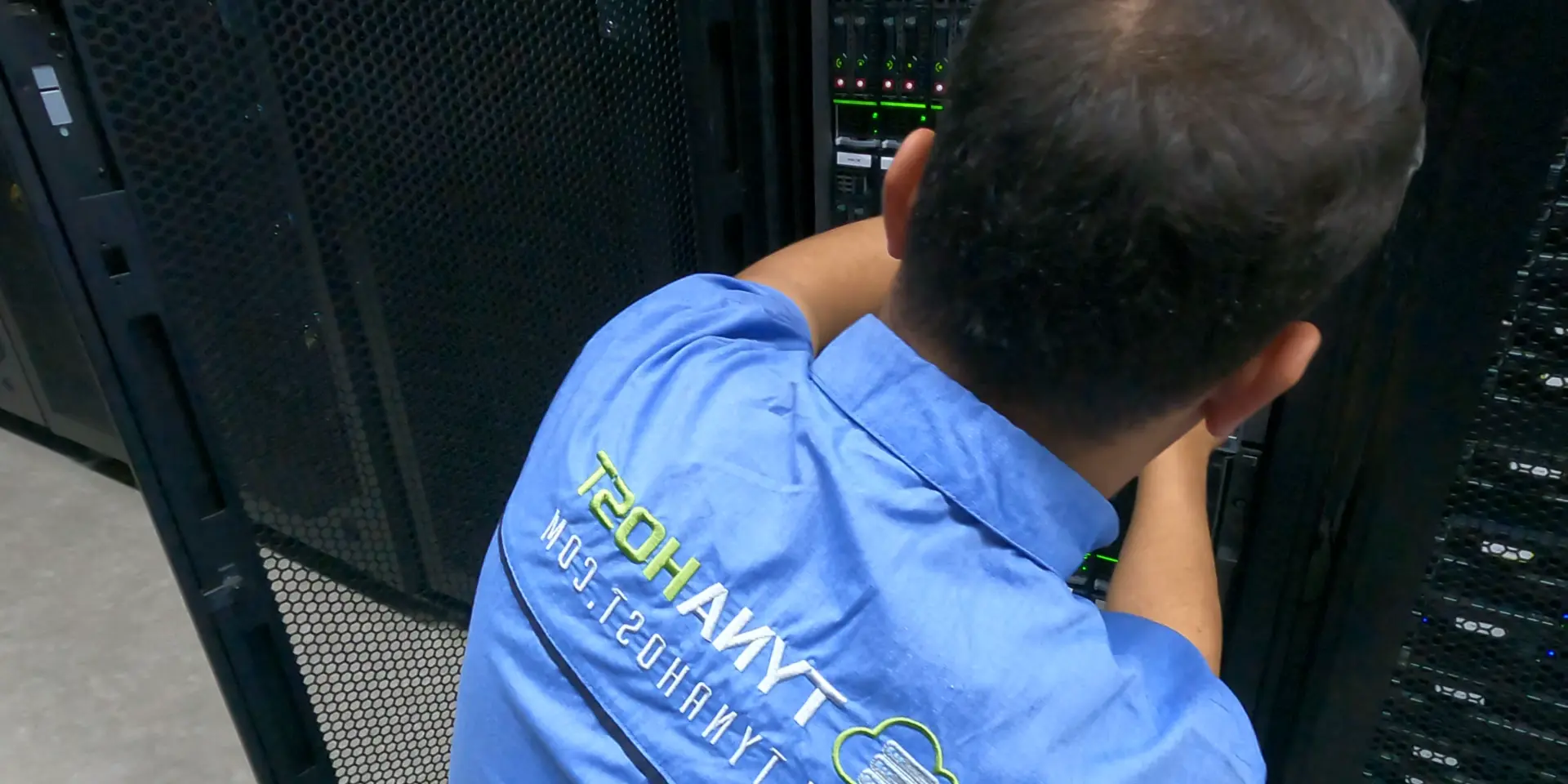 Técnico da TynaHost trabalhando nos racks do datacenter
